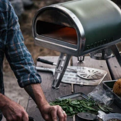 Gozney Pizzaofen Roccbox Olivgrün 12 Gozney Pizzaofen Roccbox Olivgrün -GrillLust Verkaufsgeschäft gozney pizzaofen roccbox olivgruen c3ccc9fd5ae3378786a31168bd5a98ae
