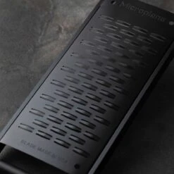 Microplane Black Sheep 2-Wege-Reibe -GrillLust Verkaufsgeschäft microplane black sheep 2 wege reibe 36d4b8d98248a308c3213a4be3d62932