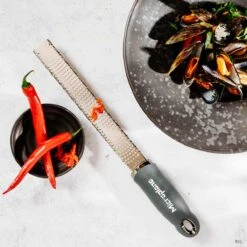 Microplane Premium Reibe / Zester, Anthrazit Grau -GrillLust Verkaufsgeschäft microplane premium reibe zester anthrazit grau a342255e8a876e7cc310a1db149e7b2d