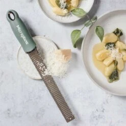 Microplane Premium Reibe / Zester, Eukalyptus Grün -GrillLust Verkaufsgeschäft microplane premium reibe zester eukalyptus gruen f5b418ee93cb819ce7cdd7117b5a77b9