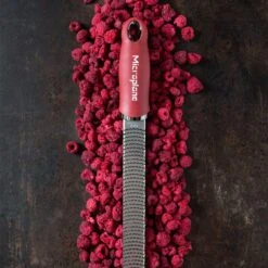 Microplane Premium Reibe / Zester, Granatapfelrot -GrillLust Verkaufsgeschäft microplane premium reibe zester granatapfelrot d5322bb8ccb47e3c45288fb0523d7432