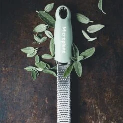 Microplane Premium Reibe / Zester, Salbei Grün -GrillLust Verkaufsgeschäft microplane premium reibe zester salbei gruen 4de2b5ed4ea2f9c4fa85467b1d410873