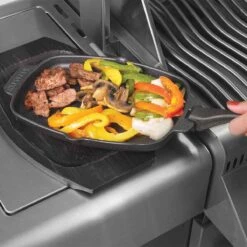 Napoleon Pro Gusseiserne Pfanne Mit Holzuntersetzer, 30 X 19 Cm -GrillLust Verkaufsgeschäft napoleon gusseiserne pfanne mit untersetzer 59828008338abda02581219bcfbaa9d6