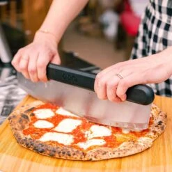 Ooni Pizzaschneider Rocker Blade, Edelstahl -GrillLust Verkaufsgeschäft ooni pizzaschneider rocker blade 1bf721b88f679d35eea2fdddbbe9e91e