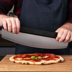 Ooni Pizzaschneider Rocker Blade, Edelstahl -GrillLust Verkaufsgeschäft ooni pizzaschneider rocker blade 341523d7b04386eaa547dda57a128de1