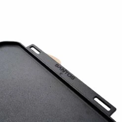 SANTOS Wende-Gussplatte Mit Holzuntersetzer Und Abnehmbaren Griffen 40 X 32 X 1,9 Cm -GrillLust Verkaufsgeschäft s wende gussplatte mit holzuntersetzer und abnehmbaren griffen 40 cm x 32 25 cm x 1 9 cm 4e92d2f5e8816823d32a30d1e50c766d