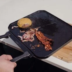 SANTOS Wende-Gussplatte Mit Holzuntersetzer Und Abnehmbaren Griffen 40 X 32 X 1,9 Cm -GrillLust Verkaufsgeschäft s wende gussplatte mit holzuntersetzer und abnehmbaren griffen 40 cm x 32 25 cm x 1 9 cm 889e9ddeb5daa44253698de264e4083c