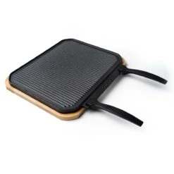 SANTOS Wende-Gussplatte Mit Holzuntersetzer Und Abnehmbaren Griffen 40 X 32 X 1,9 Cm -GrillLust Verkaufsgeschäft s wende gussplatte mit holzuntersetzer und abnehmbaren griffen 40 cm x 32 25 cm x 1 9 cm cf93493f5756fefe330f5b25e79242f6