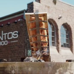 SANTOS Flammlachshalter Aus Edelstahl Inkl. Flammlachsbrett Aus Zedernholz -GrillLust Verkaufsgeschäft santos flammlachshalter aus edelstahl inkl flammlachsbrett aus zedernholz 09b61163c382b51bd31b4a1796fceac9