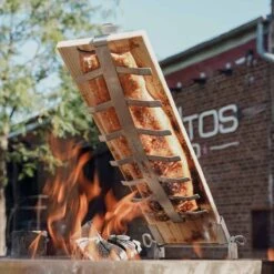 SANTOS Flammlachshalter Aus Edelstahl Inkl. Flammlachsbrett Aus Zedernholz -GrillLust Verkaufsgeschäft santos flammlachshalter aus edelstahl inkl flammlachsbrett aus zedernholz 29ec5c14e9e7872428f1e0260462c838